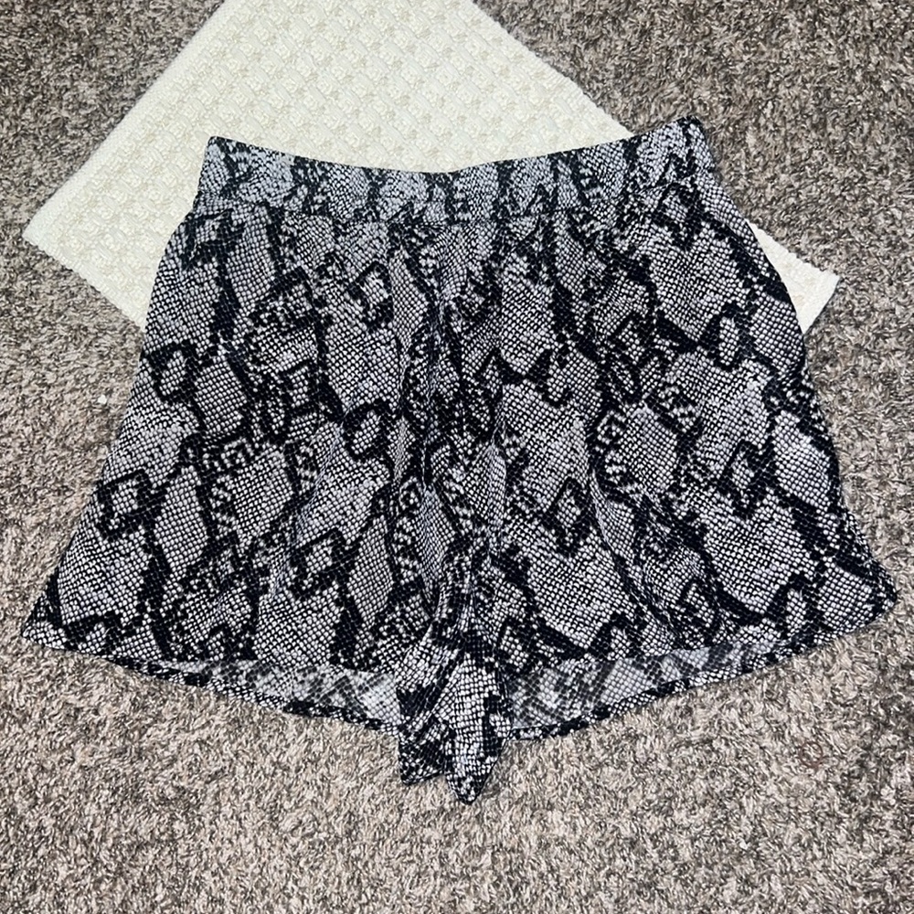 EUC ASOS Design Short 8 Lightweight Snake Skin Pattern